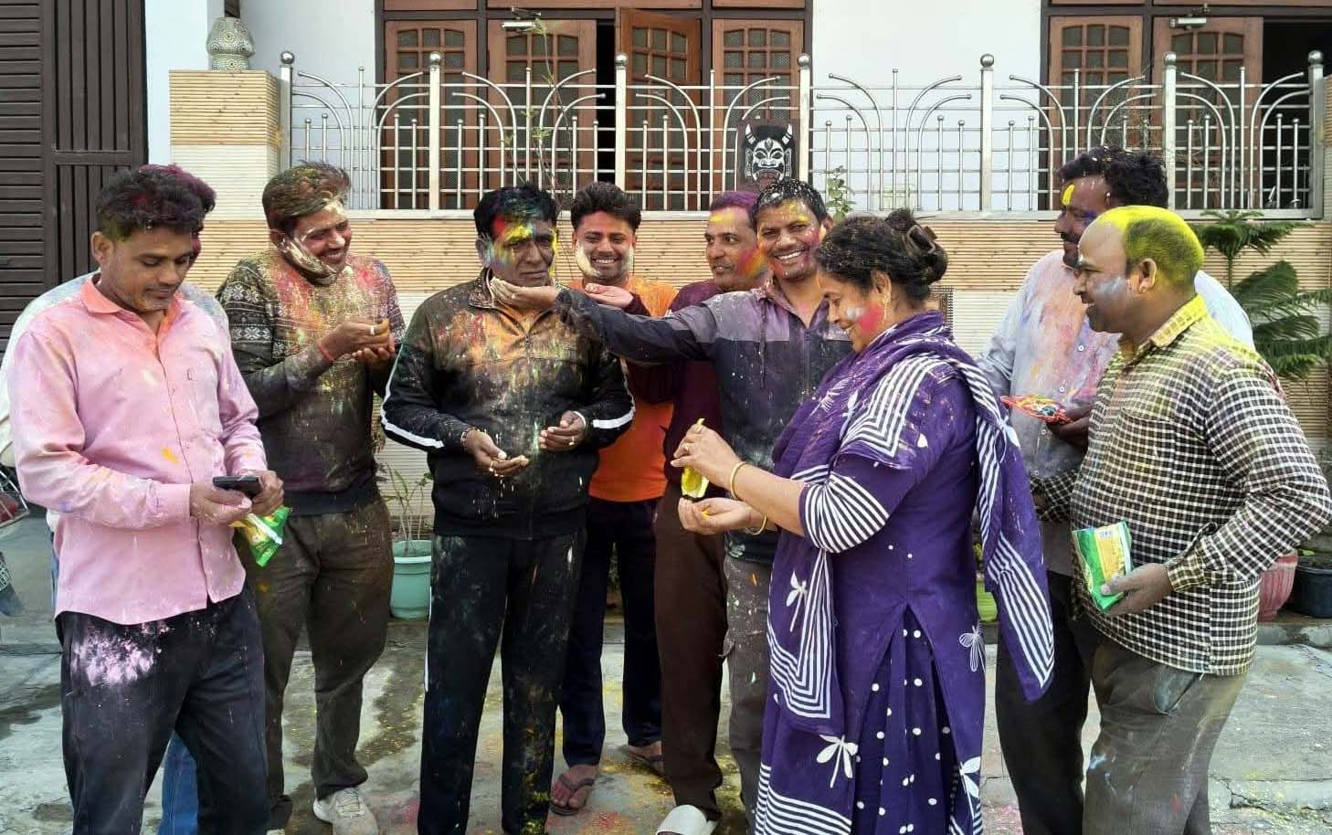 रेहड़िया में एक दूसरे के साथ होली खेलते हुरियारे। संवाद