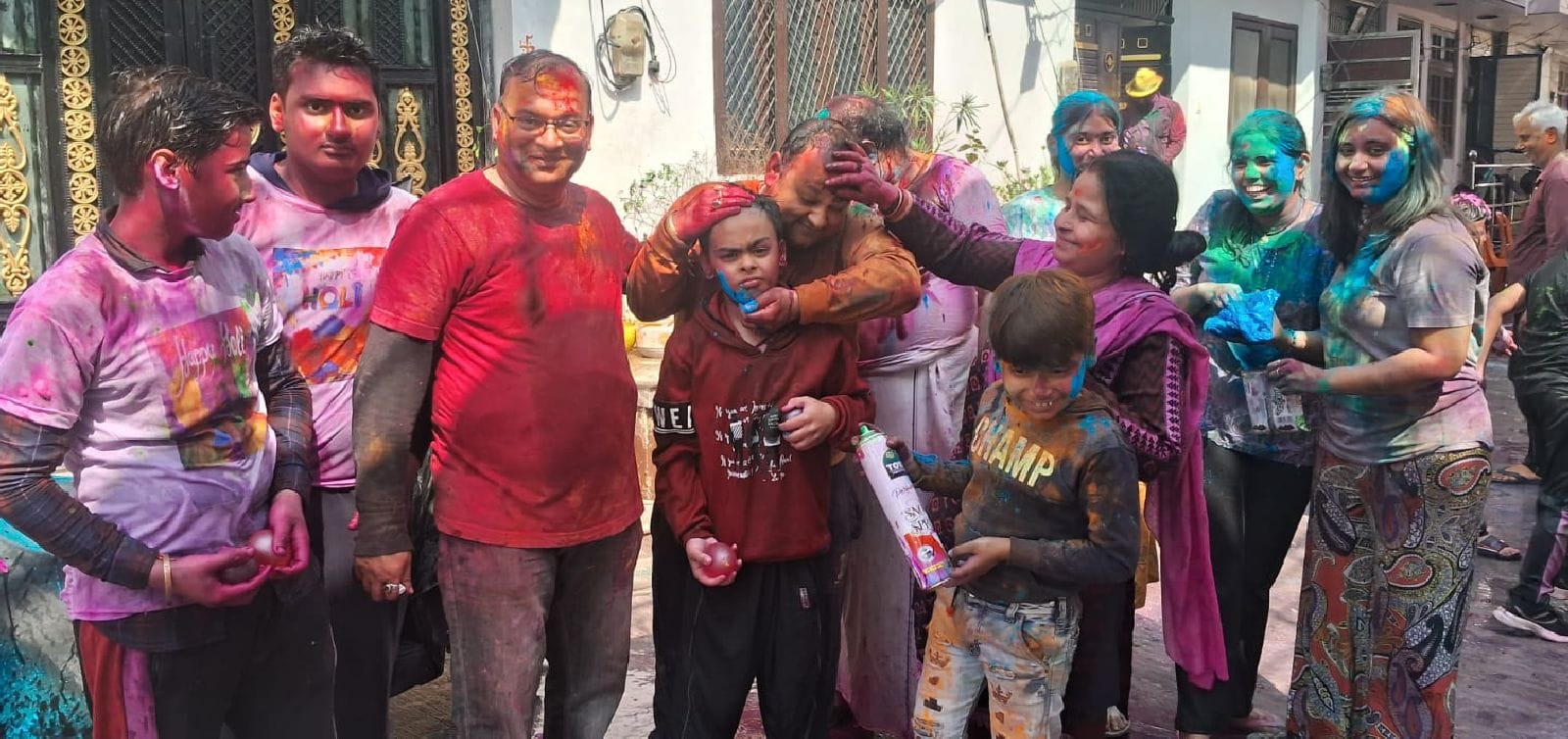 रेहड़िया में एक दूसरे के साथ होली खेलते हुरियारे। संवाद