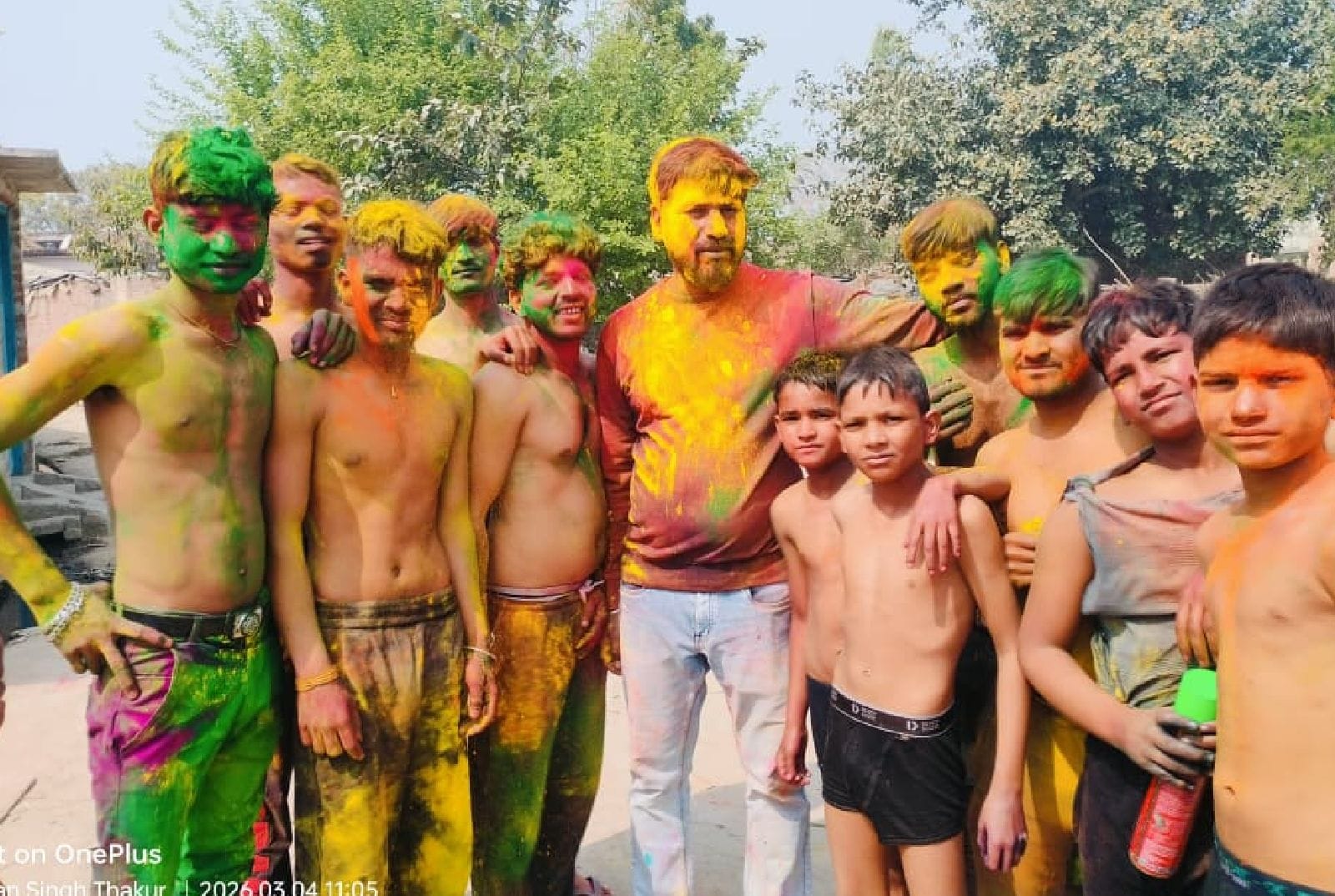 रेहड़िया में एक दूसरे के साथ होली खेलते हुरियारे। संवाद