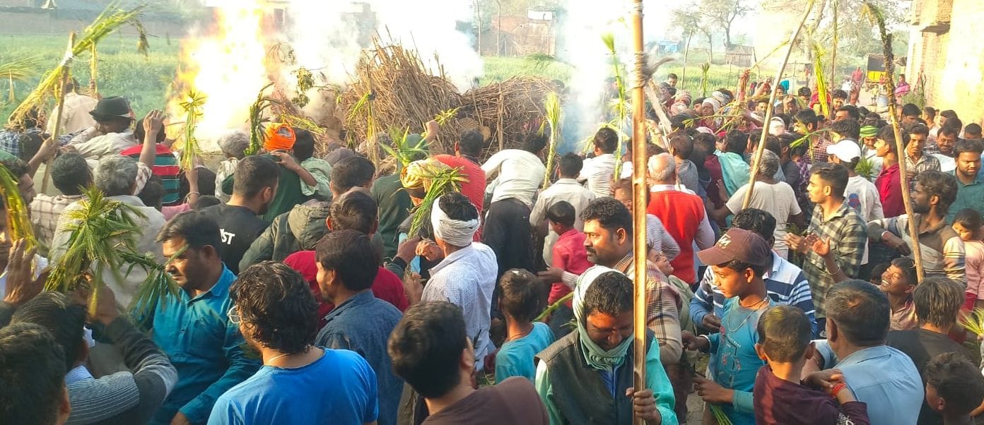 रेहड़िया में एक दूसरे के साथ होली खेलते हुरियारे। संवाद