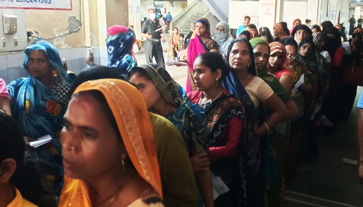 राजकीय मेडिकल काॅलेज के ट्रामा सेंटर में उमड़ी मरीजों की भीड़। संवाद