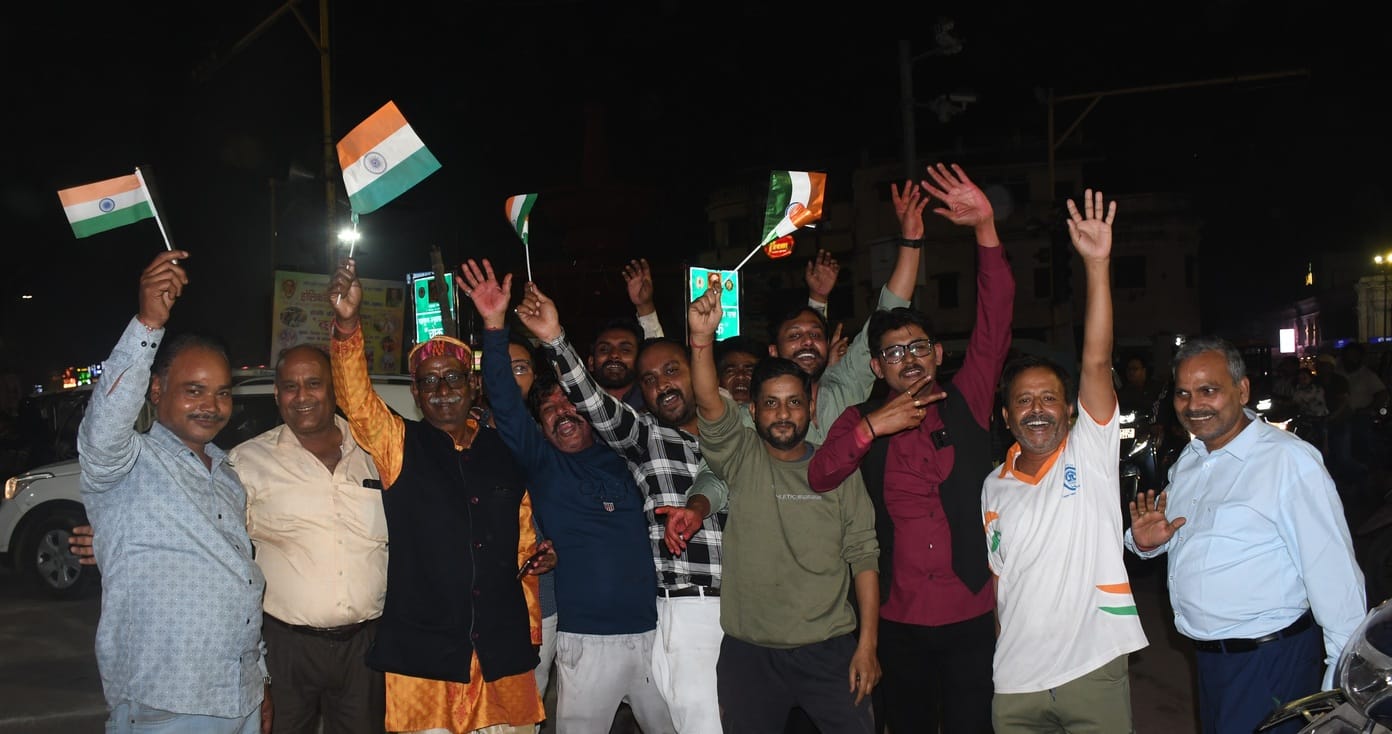 राजधानी में टीम इंडिया की जीत का जशन मनाते लोग।
