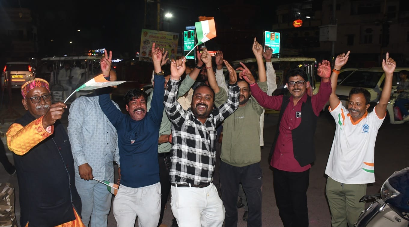 राजधानी में टीम इंडिया की जीत का जशन मनाते लोग।