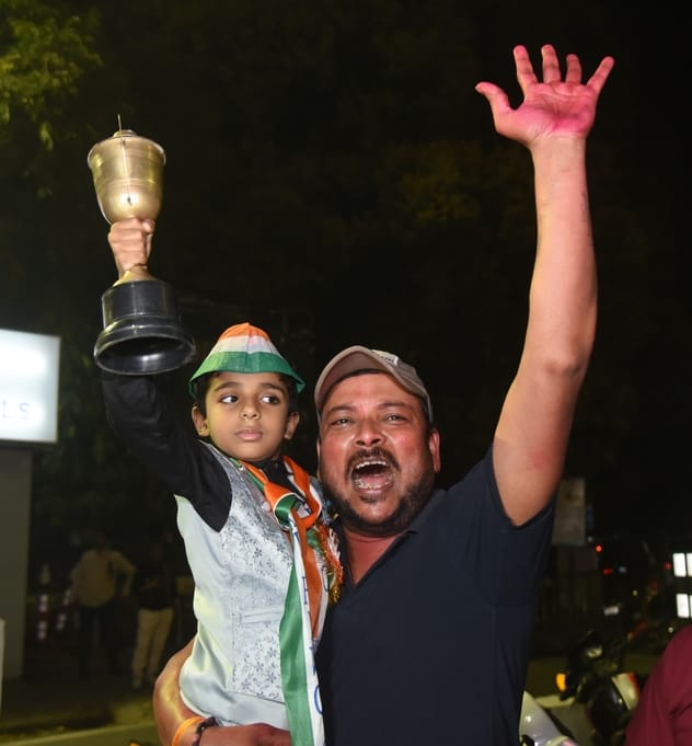 राजधानी में टीम इंडिया की जीत का जशन मनाते लोग।