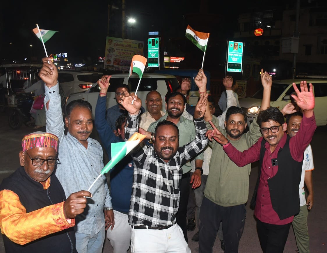 राजधानी में टीम इंडिया की जीत का जशन मनाते लोग।