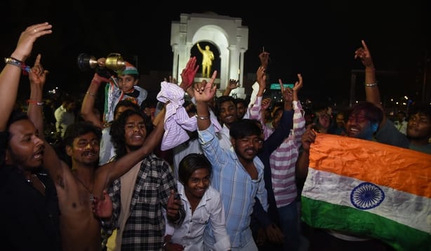 राजधानी में टीम इंडिया की जीत का जशन मनाते लोग।