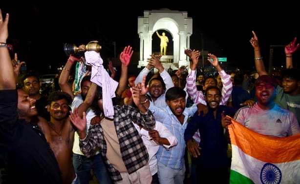 राजधानी में टीम इंडिया की जीत का जशन मनाते लोग।