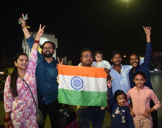 राजधानी में टीम इंडिया की जीत का जशन मनाते लोग।