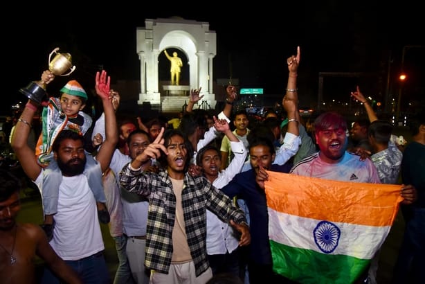 राजधानी में टीम इंडिया की जीत का जशन मनाते लोग।
