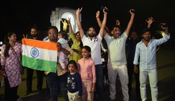 राजधानी में टीम इंडिया की जीत का जशन मनाते लोग।