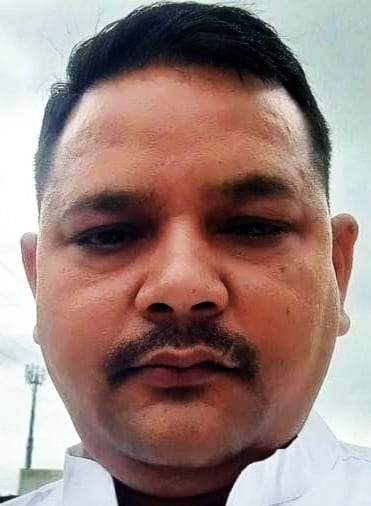 रेलवे स्टेशन पर प्लेटफॉर्म नंबर एक पर जमीन पर  बैठकर ट्रेनों का इंतजार करते यात्री। संवाद