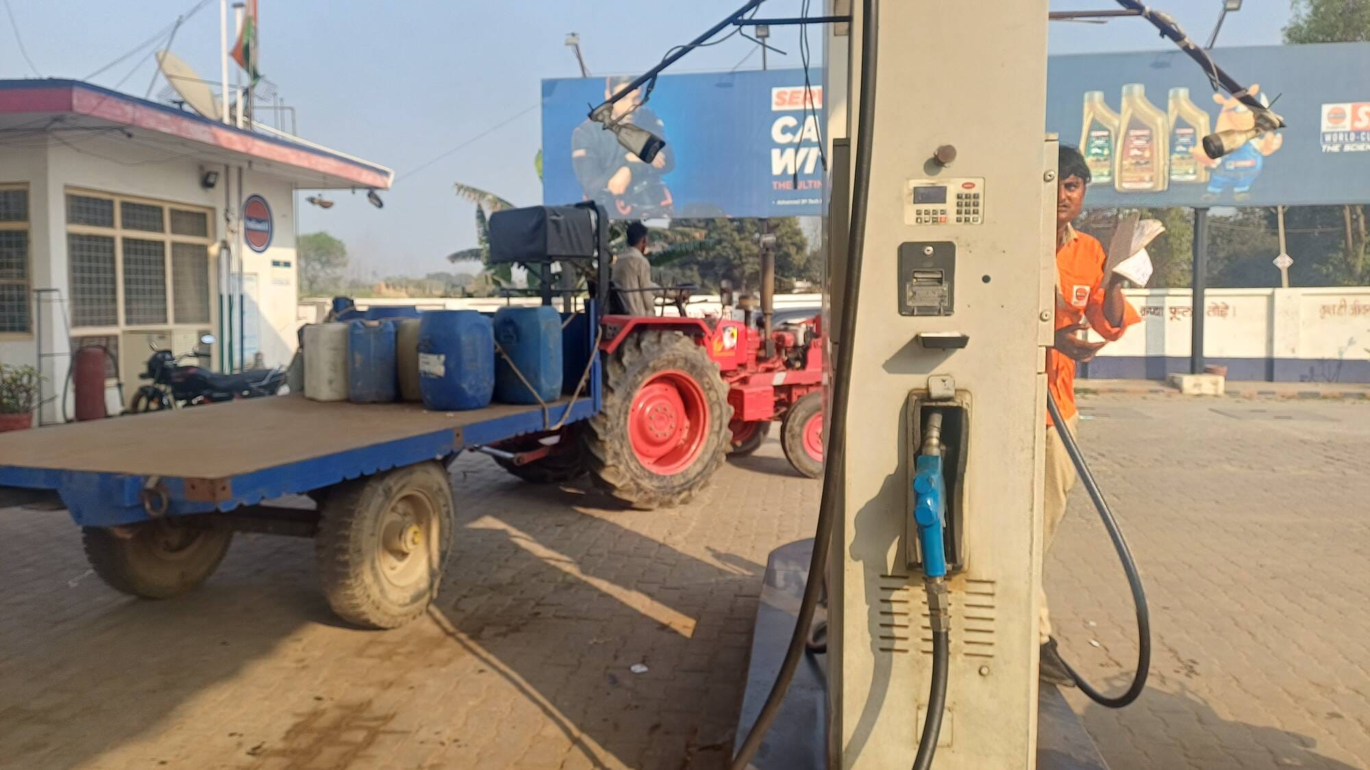 रतनपुरी क्षेत्र में पेट्रोल पंप पर डीजल लेने पहुंचे किसान।-संवाद 