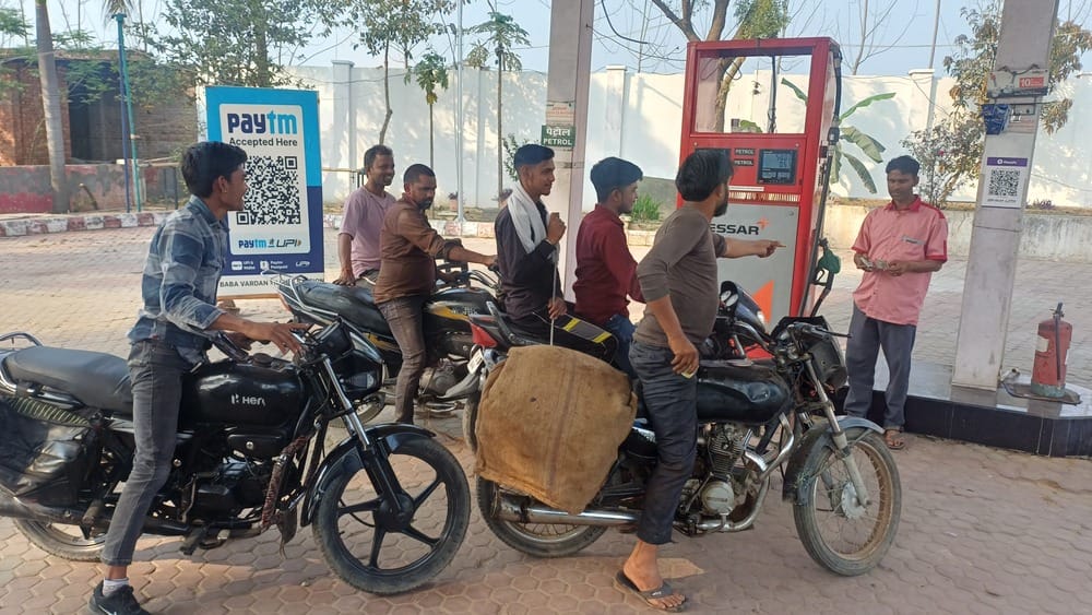 रतनपुरी क्षेत्र में पेट्रोल पंप पर डीजल लेने पहुंचे किसान।-संवाद 
