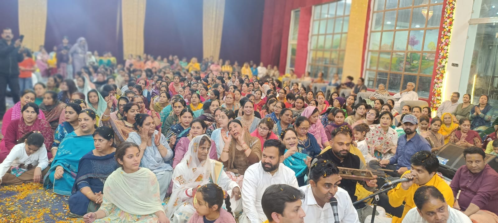 रादौर के जाट नगर में होली का त्योहार मनाते स्थानीय लोग। स्वयं रादौर के जाट नगर में होली का त्योहार मनाते स्थानीय लोग। स्वयं