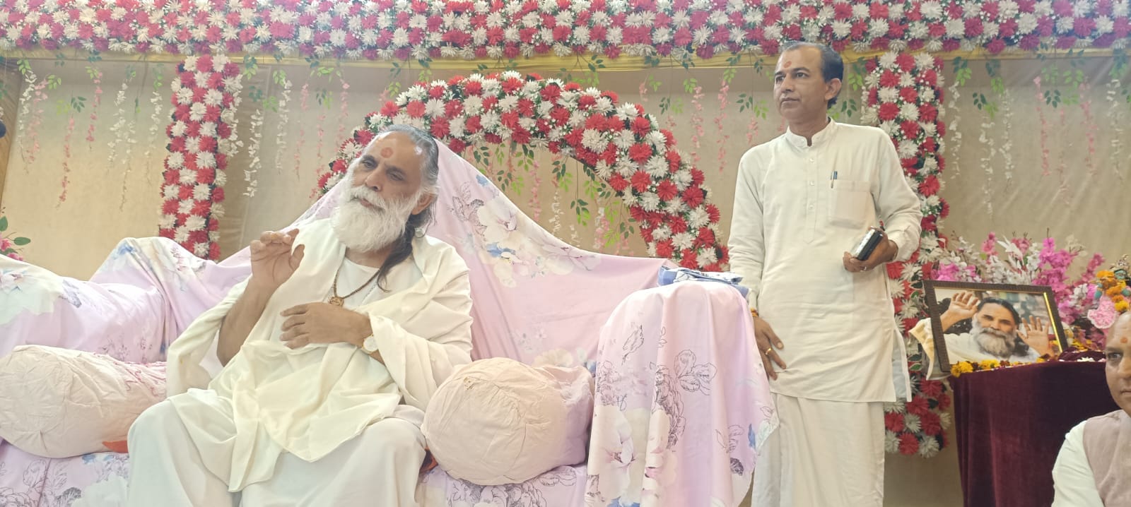 रादौर के जाट नगर में होली का त्योहार मनाते स्थानीय लोग। स्वयं रादौर के जाट नगर में होली का त्योहार मनाते स्थानीय लोग। स्वयं