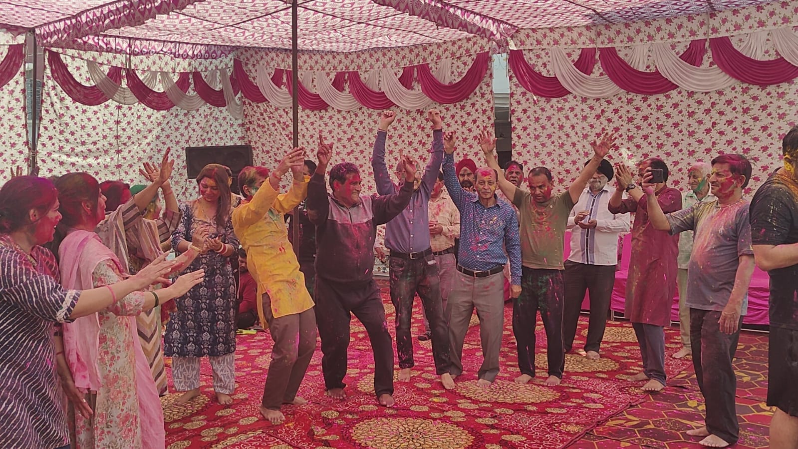 रादौर के जाट नगर में होली का त्योहार मनाते स्थानीय लोग। स्वयं रादौर के जाट नगर में होली का त्योहार मनाते स्थानीय लोग। स्वयं