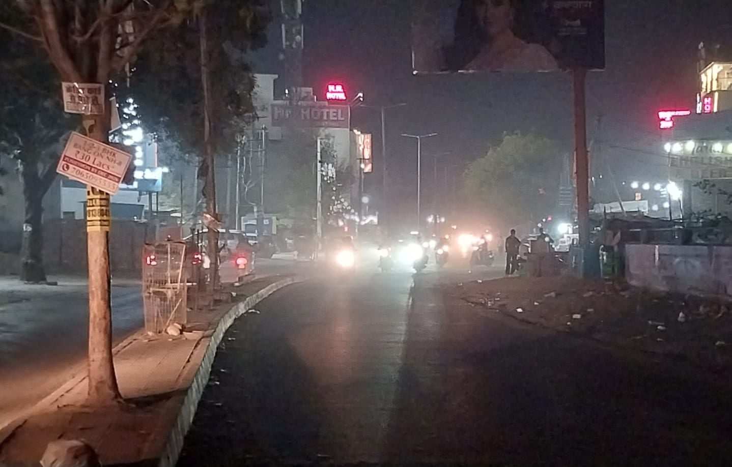 रेवाड़ी। नेहरू पार्क के सामने स्ट्रीट लाइटें बंद रहने से छाया अंधेरा। संवाद