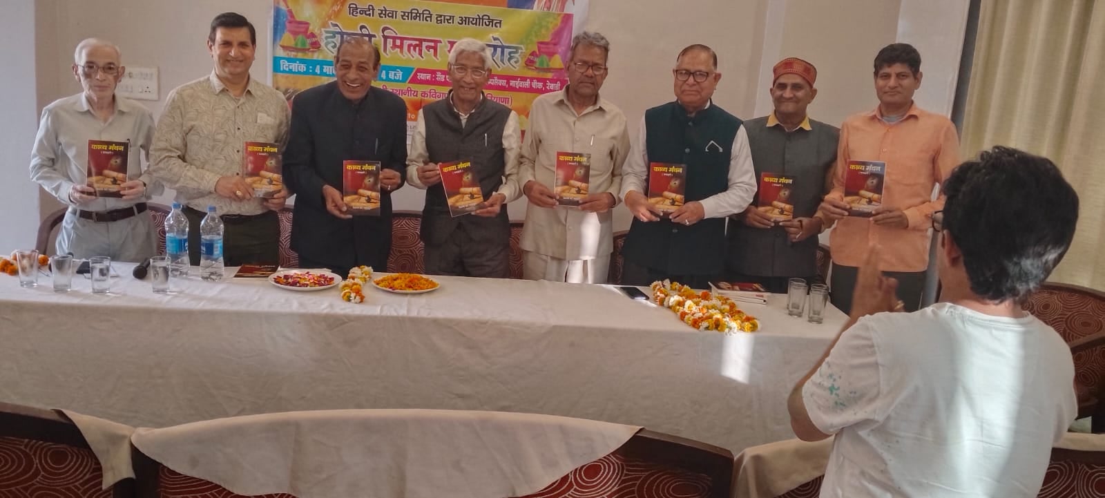 रेवाड़ी। रंगों के पवित्र पर्व धुलेंडी पर रामपुरा गांव में ढोल नगाड़ा की थाप पर थिरकते लोग। फोट