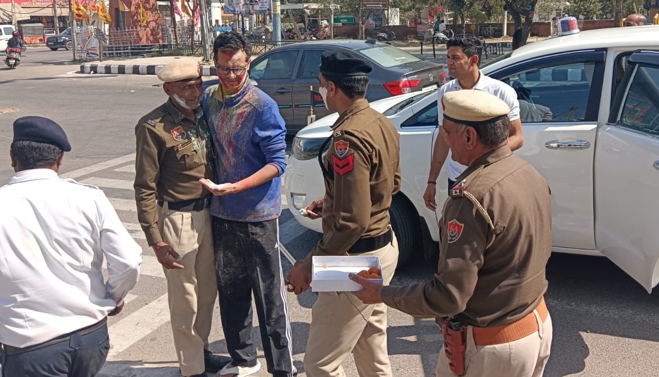 रेवाड़ी। रंगों के पवित्र पर्व धुलेंडी पर रामपुरा गांव में ढोल नगाड़ा की थाप पर थिरकते लोग। फोट