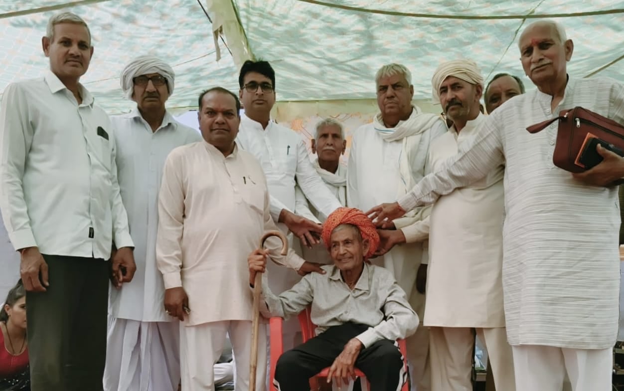 रेवाड़ी। रंगों के पवित्र पर्व धुलेंडी पर रामपुरा गांव में ढोल नगाड़ा की थाप पर थिरकते लोग। फोट