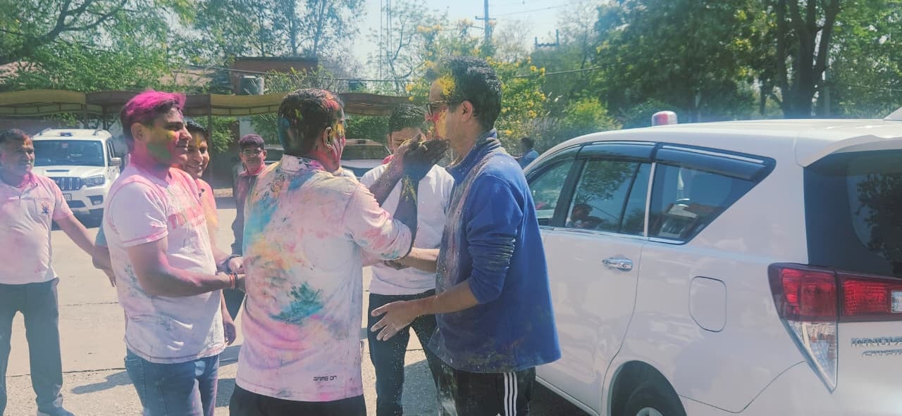 रेवाड़ी। रंगों के पवित्र पर्व धुलेंडी पर रामपुरा गांव में ढोल नगाड़ा की थाप पर थिरकते लोग। फोट