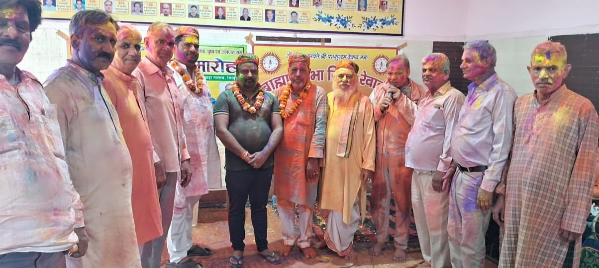 रेवाड़ी। रंगों के पवित्र पर्व धुलेंडी पर रामपुरा गांव में ढोल नगाड़ा की थाप पर थिरकते लोग। फोट