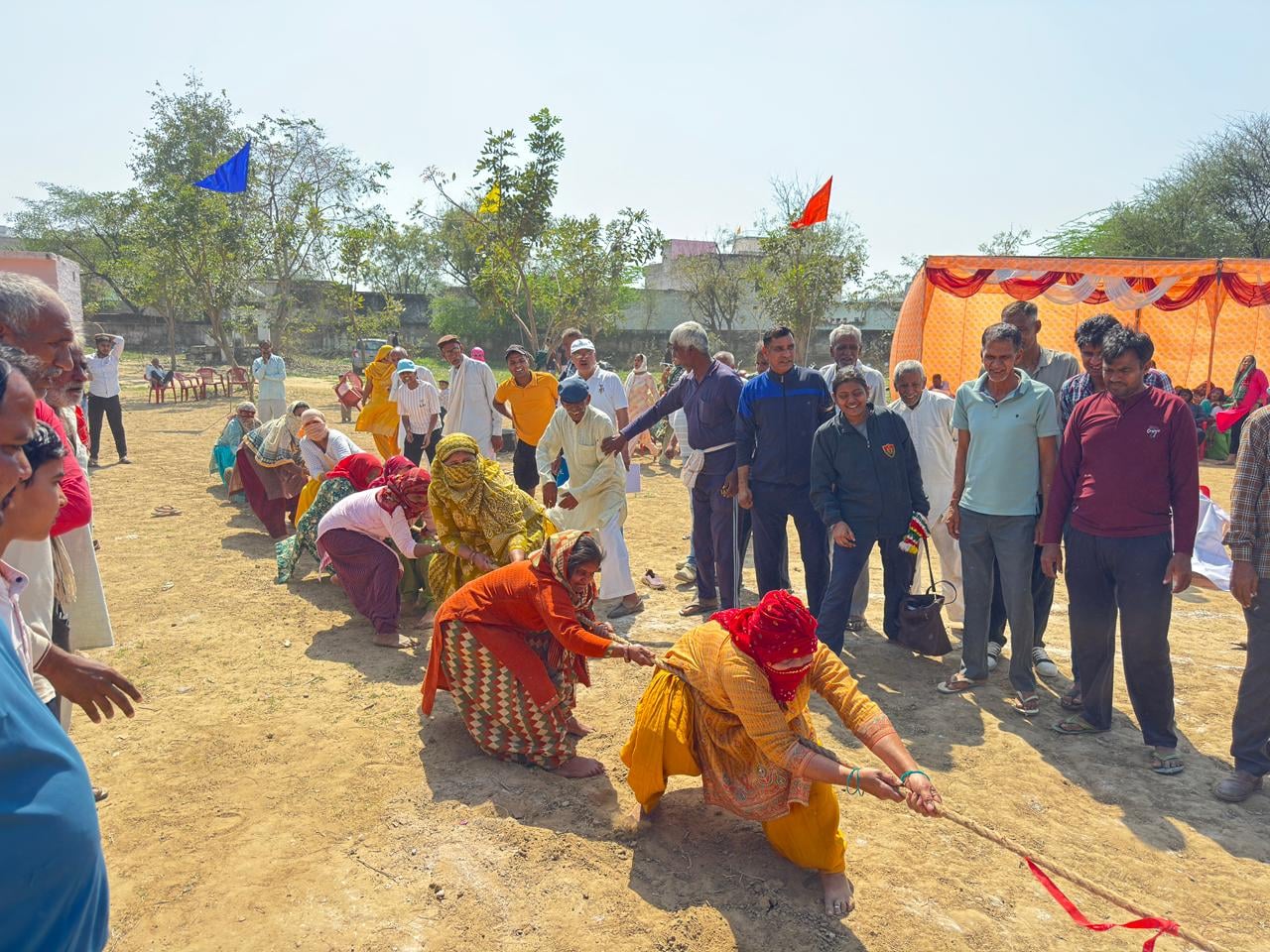 रेवाड़ी। रस्साकशी प्रतियोगिता में भाग लेती महिलाएं। संवाद