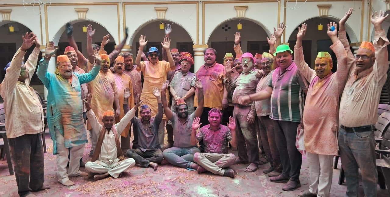 संघ कार्यालय में होली खेलते संघ कार्यकर्ता। श्रोत-आयोजक संघ कार्यालय में होली खेलते संघ कार्यकर्ता। श्रोत-आयोजक