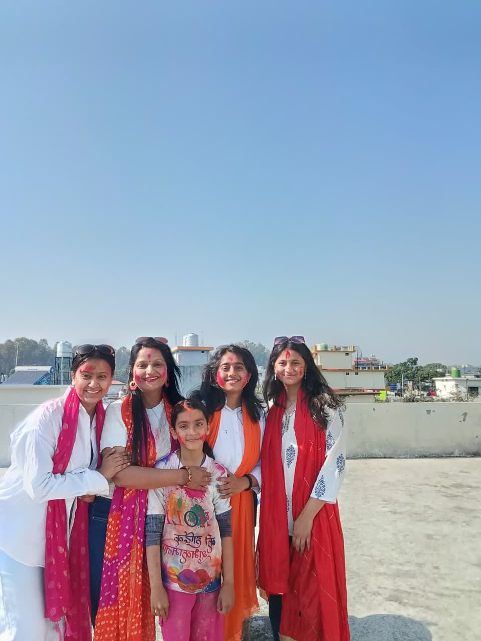 सेलाकुई में होली के रंग में रंगी महिलाएं। सवाद