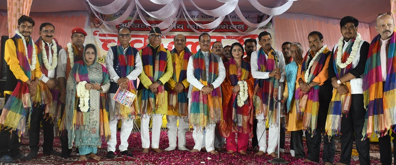 सम्मानित कवियों के साथ राज्य सभा सांसद दिनेश शर्मा, विधायक नीरज बोरा व बीजेपी नेता अमित टंडन। - सम्मानित कवियों के साथ राज्य सभा सांसद दिनेश शर्मा, विधायक नीरज बोरा व बीजेपी नेता अमित टंडन। -