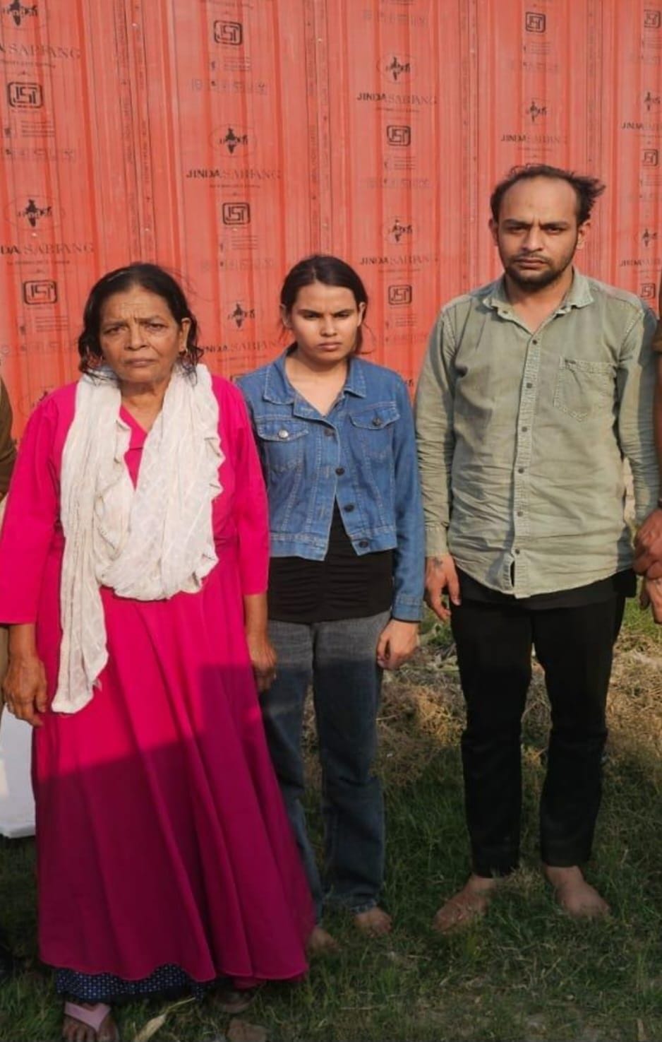 सूरज की फाइल फोटो व हंगामा करते परिजन।