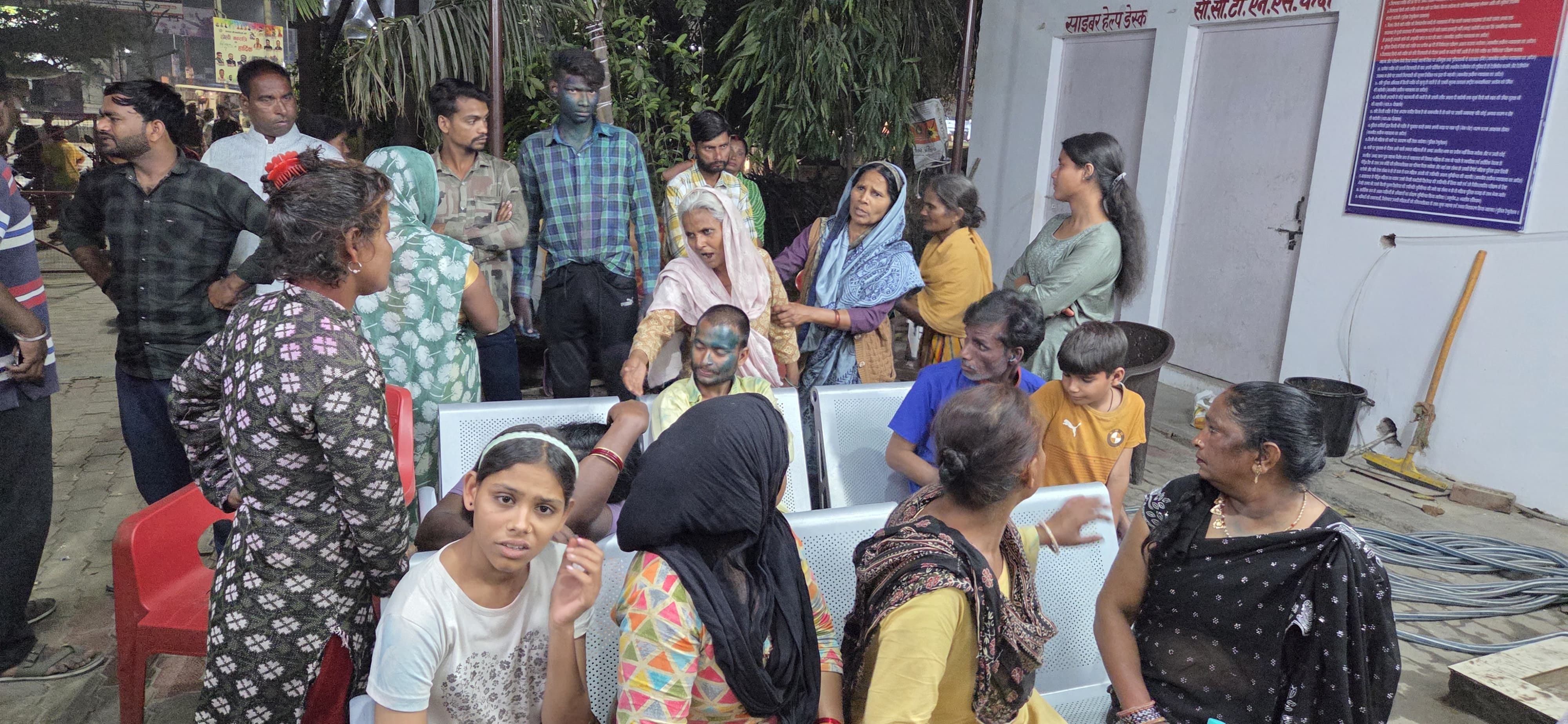 सूरज की फाइल फोटो व हंगामा करते परिजन।