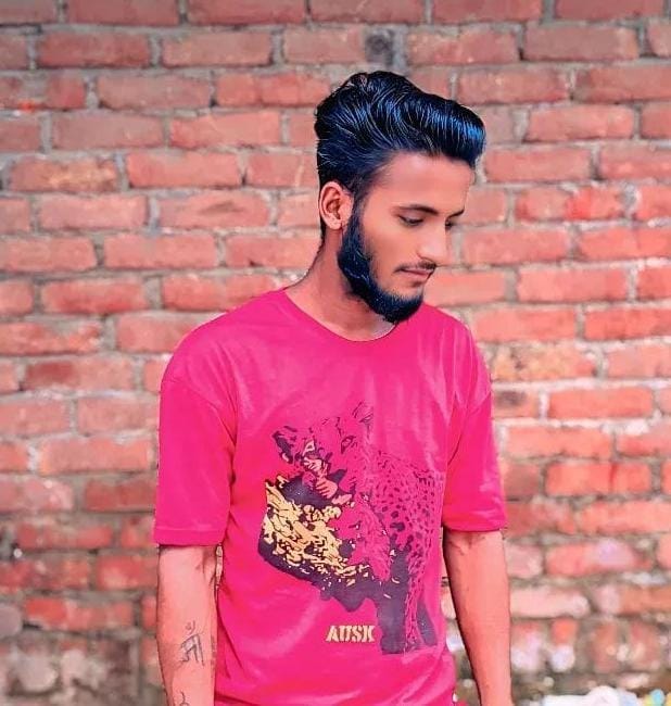 सूरज की फाइल फोटो व हंगामा करते परिजन।