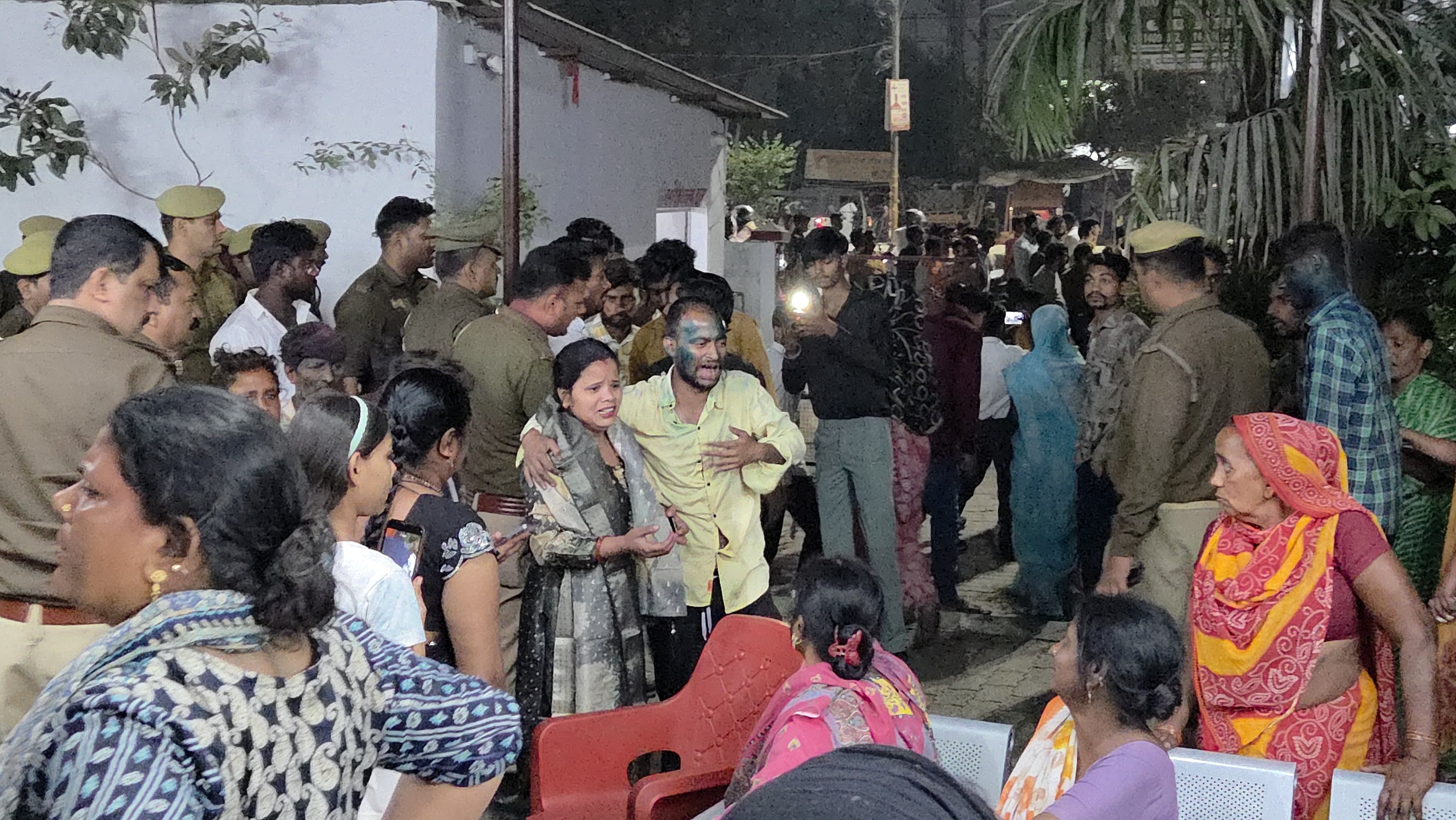 सूरज की फाइल फोटो व हंगामा करते परिजन।