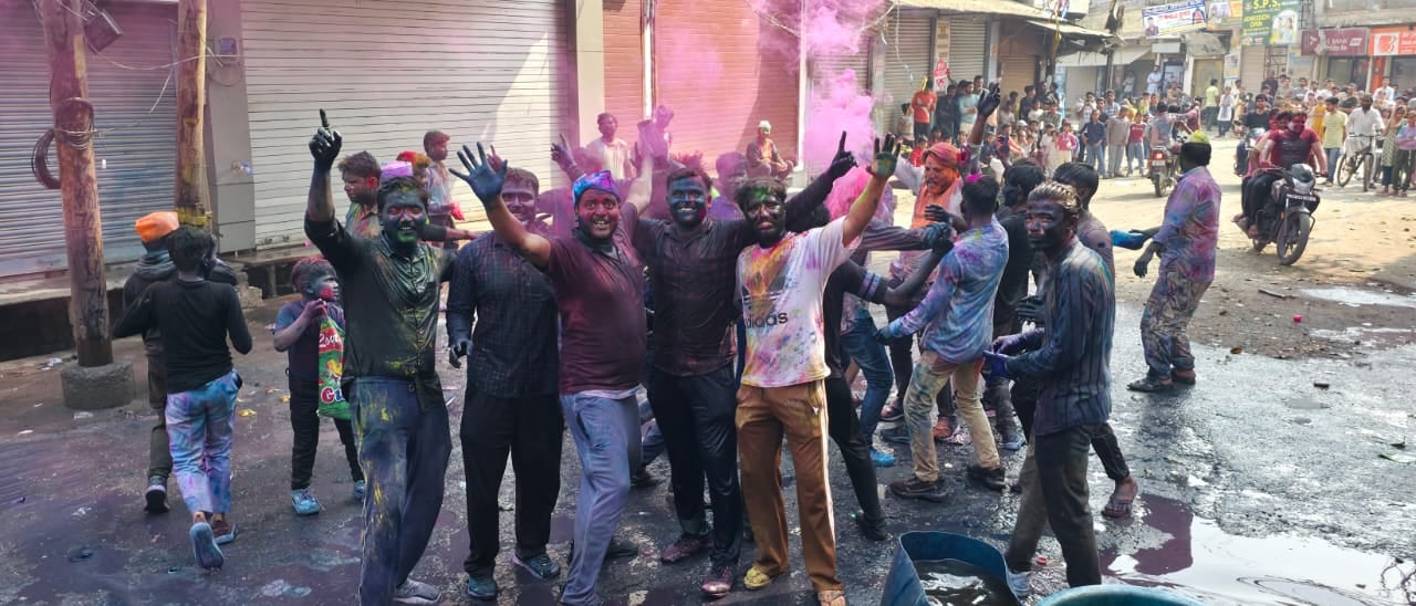 शहर के वसुंधरा नगर कॉलोनी में होली मनाती युवतियां। स्त्रोत सोशल मीडिया