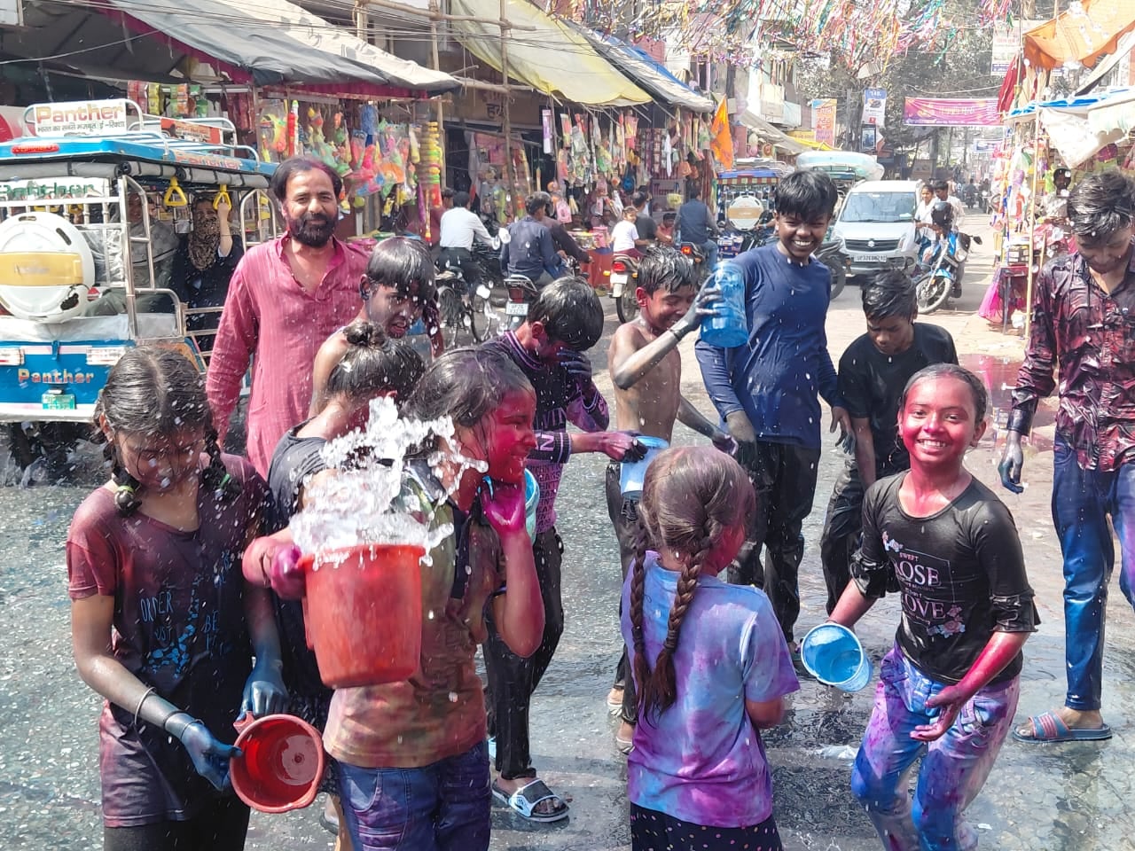 शहर के वसुंधरा नगर कॉलोनी में होली मनाती युवतियां। स्त्रोत सोशल मीडिया