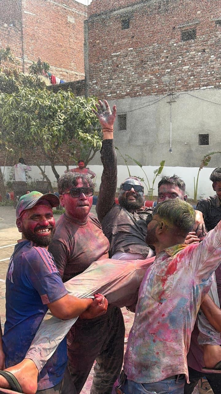शहर के वसुंधरा नगर कॉलोनी में होली मनाती युवतियां। स्त्रोत सोशल मीडिया