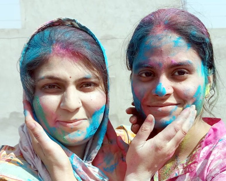 शामली के अग्नि शमन दल कार्यालय में होली खेलते कर्मचारी । संवाद शामली के अग्नि शमन दल कार्यालय में होली खेलते कर्मचारी । संवाद