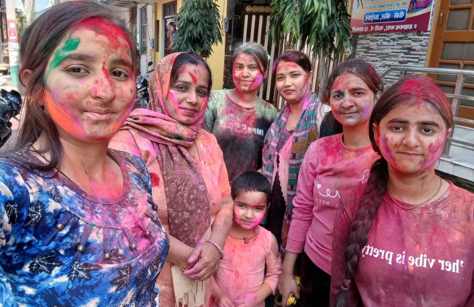शामली के अग्नि शमन दल कार्यालय में होली खेलते कर्मचारी । संवाद शामली के अग्नि शमन दल कार्यालय में होली खेलते कर्मचारी । संवाद