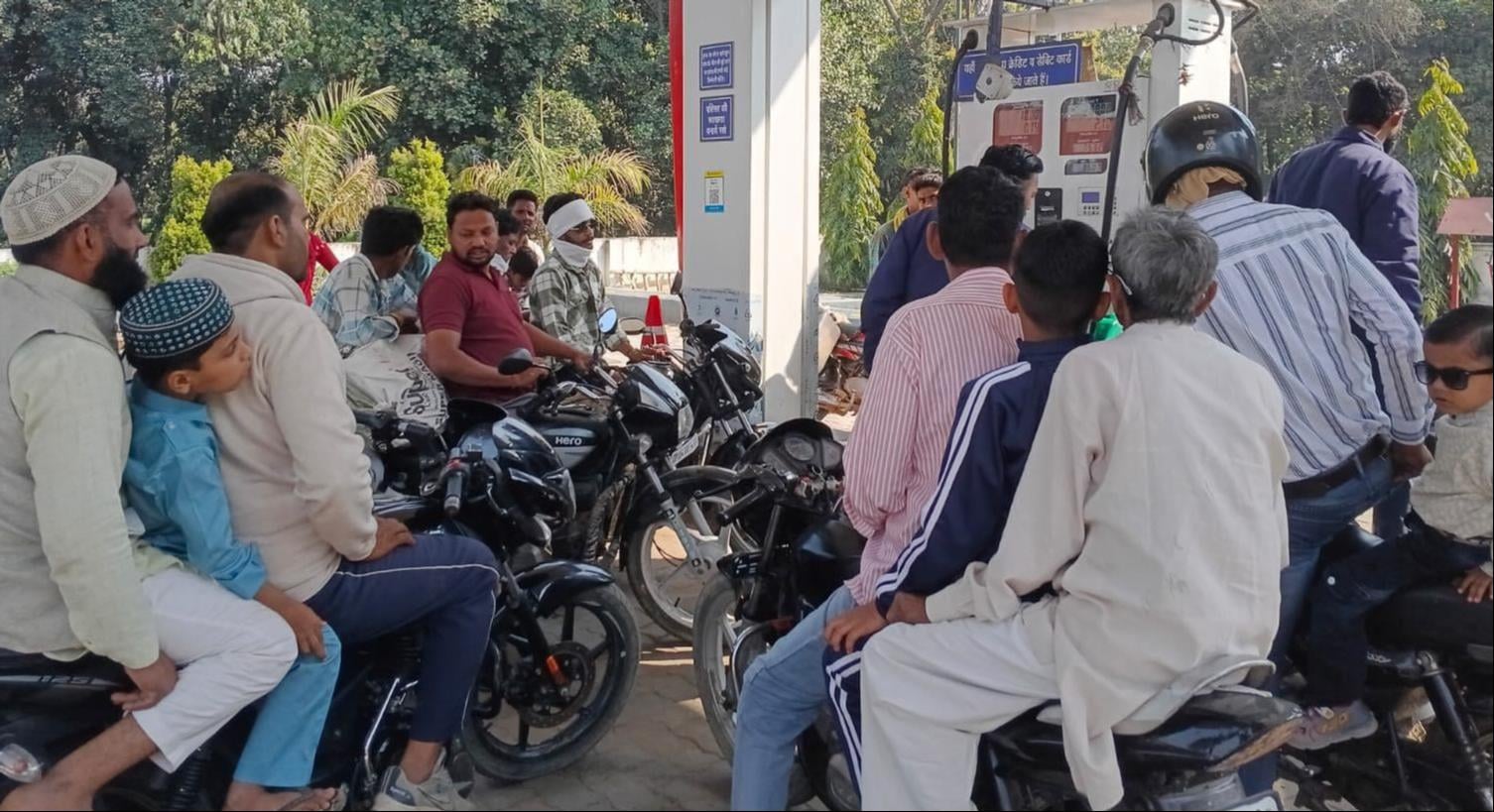 शामली दिल्ली बस अड्डे के सामने पैट्रोल पंप पर स्कूटी में तेल भरवाता युवक । संवाद
