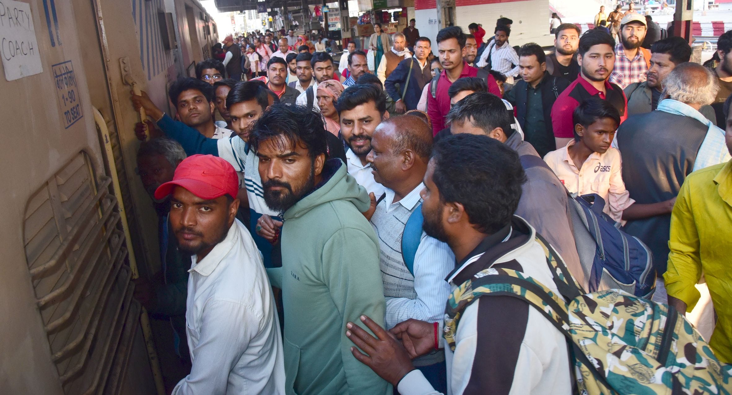ट्रेनों में उमड़ी भीड़। ट्रेनों में उमड़ी भीड़।