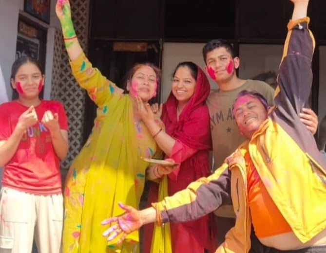 दिल्ली रोड स्थित सुपरटेक कालोनी में होली पर्व पर डीजे पर डांस करती युवती। ............. संवाद. दिल्ली रोड स्थित सुपरटेक कालोनी में होली पर्व पर डीजे पर डांस करती युवती। ............. संवाद.