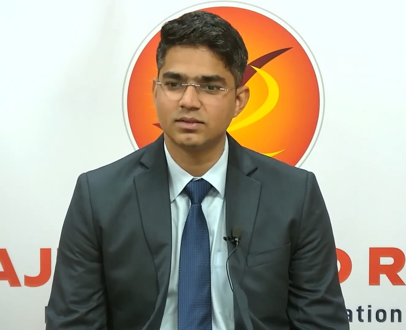 यूपीएससी में चयन होने पर अतुल सिंह का स्वागत करते डीएम डा. दिनेश चंद्र। सूचना विभाग