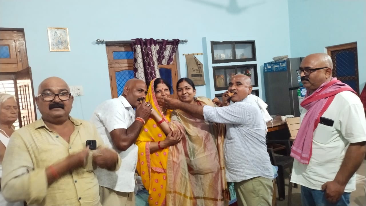 यूपीएससी में चयन होने पर अतुल सिंह का स्वागत करते डीएम डा. दिनेश चंद्र। सूचना विभाग