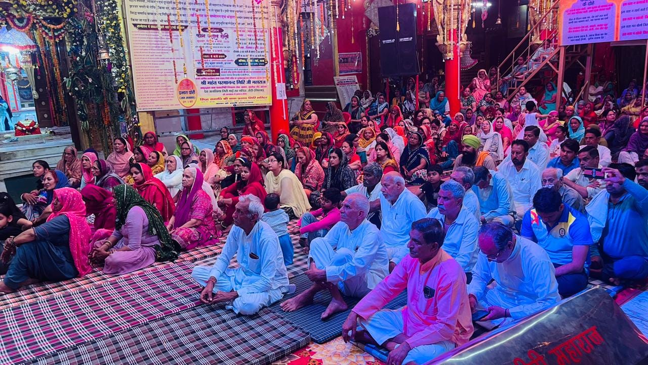 06jjrp16- झज्जर। बाबा प्रसाद गिरी मंदिर में सत्संग कराते संत। स्रोत- मंदिर कमेटी