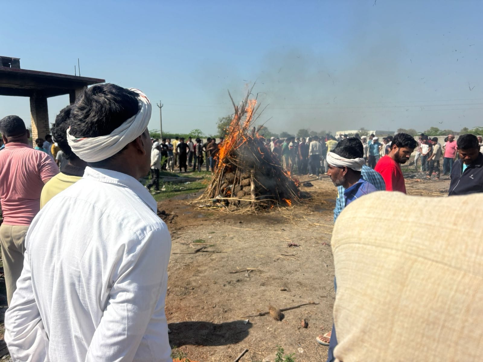 14-रोहतक के बनियानी गांव में हुई पंचायत में ग्रामीणों को समझाते डीएसपी राकेश। स्रोत : समाज