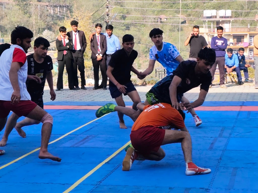 आईटीआई सोलन में इंटर ट्रेड कबड्डी प्रतियोगिता में रेडर को पकड़ती हुई टीम। संवाद आईटीआई सोलन में इंटर ट्रेड कबड्डी प्रतियोगिता में रेडर को पकड़ती हुई टीम। संवाद