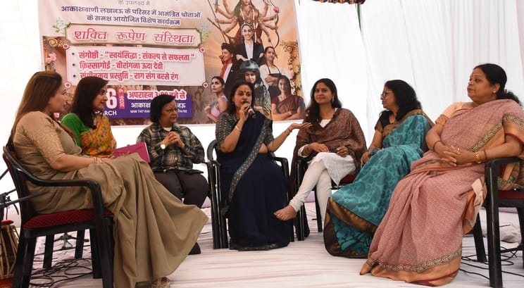 आकाशवाणी के लखनऊ केंद्र में शुक्रवार को विशेष कार्यक्रम शक्ति रूपेण संस्थिता का आयोजन हुआ। 