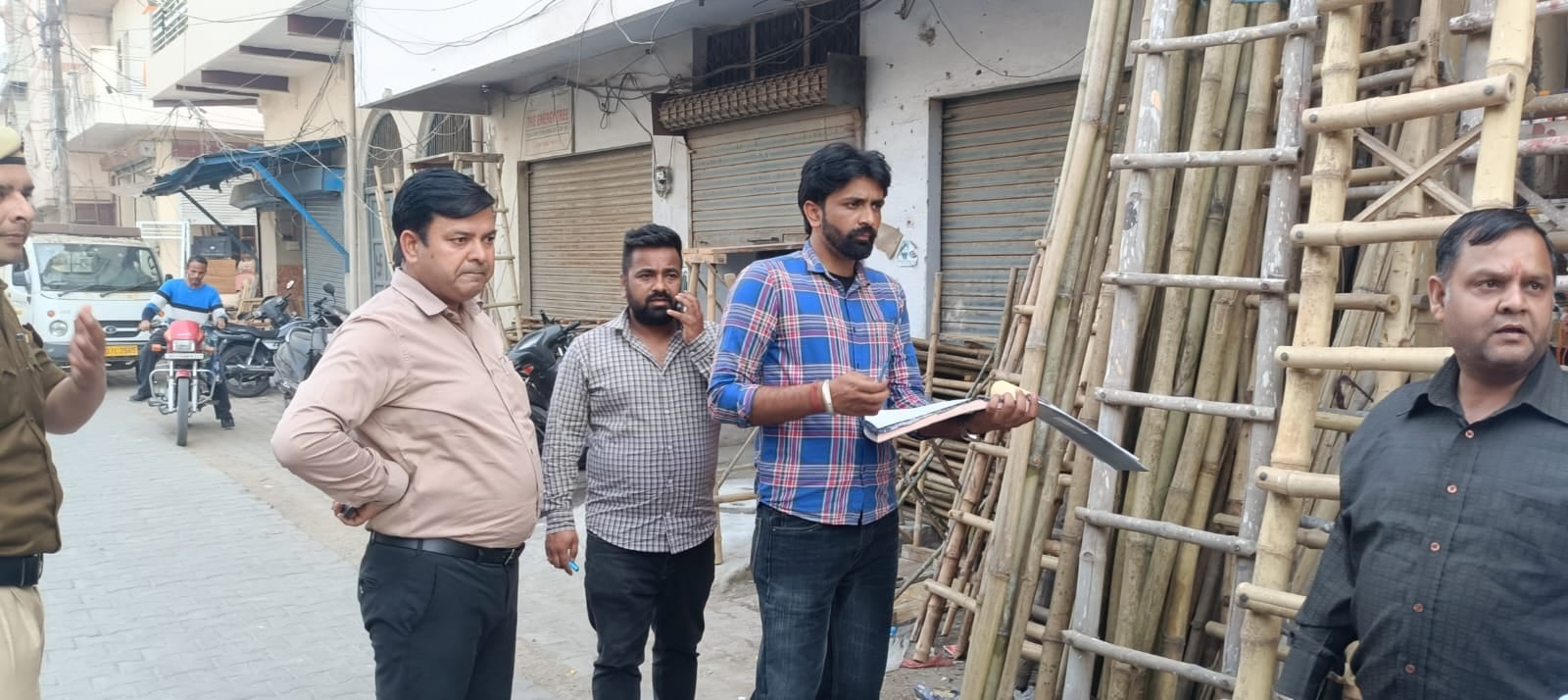 अंबाला छावनी की लक्कड़ मंडी में कार्रवाई करती नप की टीम। संवाद अंबाला छावनी की लक्कड़ मंडी में कार्रवाई करती नप की टीम। संवाद
