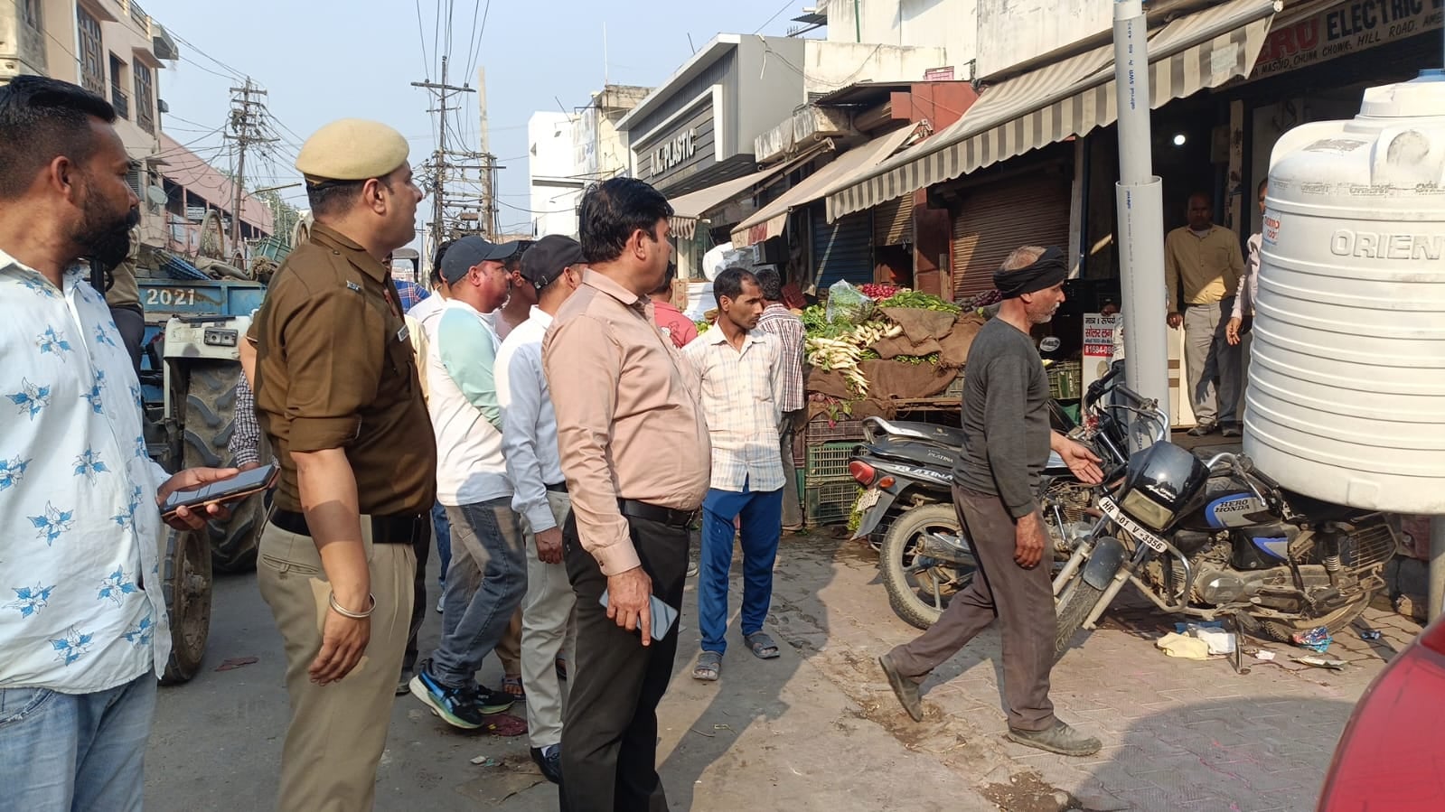 अंबाला छावनी की लक्कड़ मंडी में कार्रवाई करती नप की टीम। संवाद अंबाला छावनी की लक्कड़ मंडी में कार्रवाई करती नप की टीम। संवाद